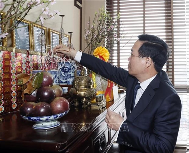 Le Président Vo Van Thuong offre de l’encens à la mémoire du camarade Truong Chinh. Photo : VNA. 