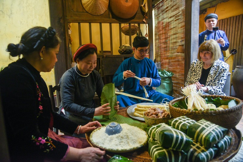 Ayant pour thème « Têt vietnamien - Têt de rues 2024 », ce programme comprend de nombreuses activités se déroulant sur les reliques, visant à reproduire les caractéristiques culturelles traditionnelles des habitants du vieux quartier de Hanoï. Photo: toquoc.vn
