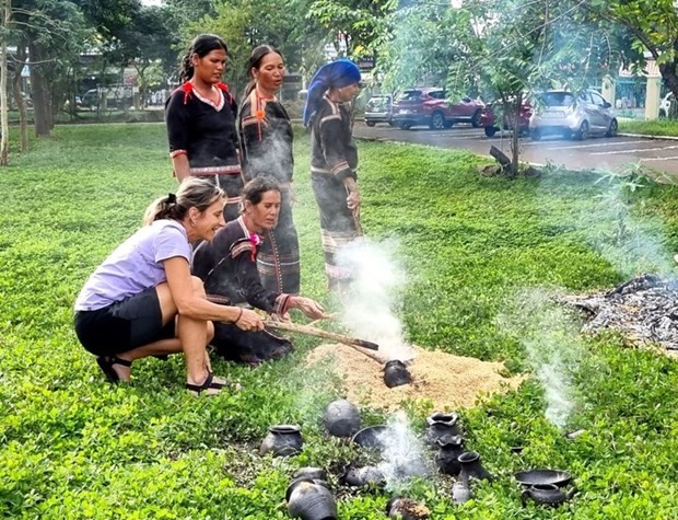 Des visiteurs participent à une séance de fabrication de poterie chez les Mnông. Photo: VOV