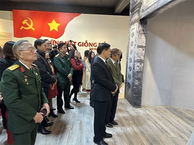 Visiteurs à l’exposition «Les Germes rouges». Photo : qdnd.vn