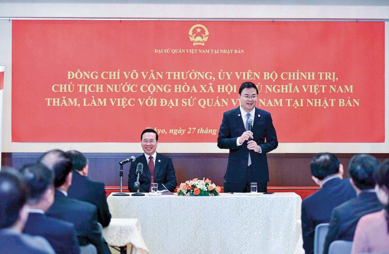 L'ambassadeur Pham Quang Hieu prend la parole lors de la visite du président Vo Van Thuong à l'ambassade du Vietnam au Japon le 27 novembre 2023. Photo: baoquocte