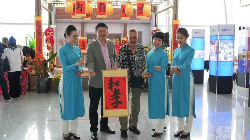 Les passagers sont heureux de recevoir de jolis idéogrammes. Photo: baodautu.vn