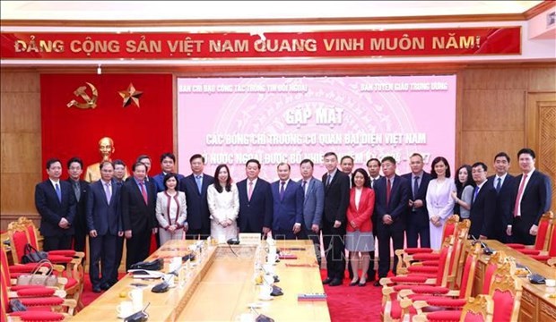 Le chef de la Commission centrale de la sensibilisation et de l’éducation Nguyen Trong Nghia (centre) et les nouveaux ambassadeurs et consuls généraux vietnamiens pour le mandat 2024-2027. Photo : VNA