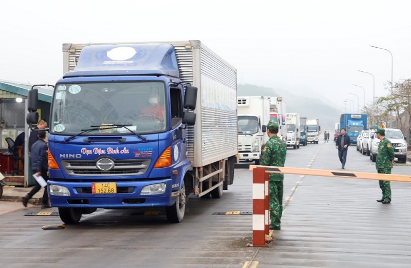 925 tonnes de marchandises exportées via le pont flottant temporaire à Km3+4 Hai Yen à Mong Cai. Photo: congthuong