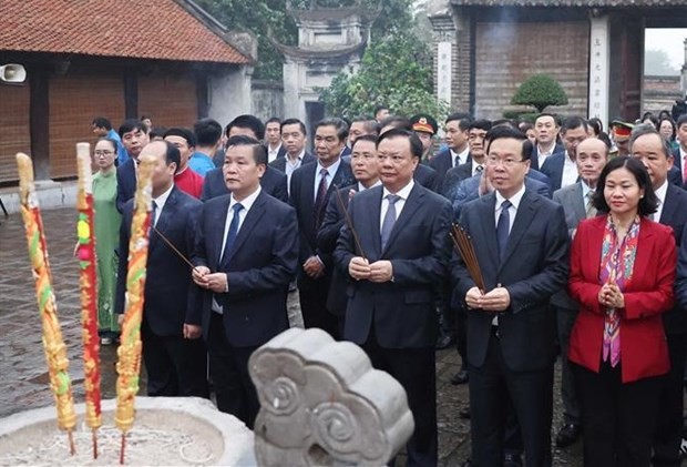 Le Président Vo Van Thuong (2e, gauche) et la délégation l’accompagnant offrent de l'encens et des fleurs en hommage au Roi An Duong Vuong. Photo : VNA.