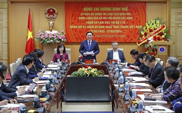 Le président de l’AN, Vuong Dinh Hue, travaille avec le ministère de la Santé. Photo: VNA