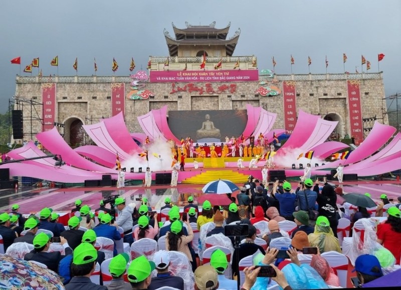 Lors de la cérémonie d’ouverture de la fête printanière de Tay Yên Tu 2024. Photo: baoquocte