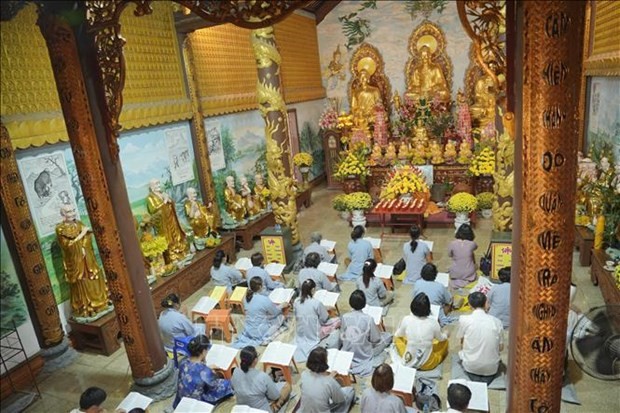 Une cérémonie de prière des Vietnamiens résidant au Laos pour la prospérité du pays, le bonheur du peuple. Photo: VNA