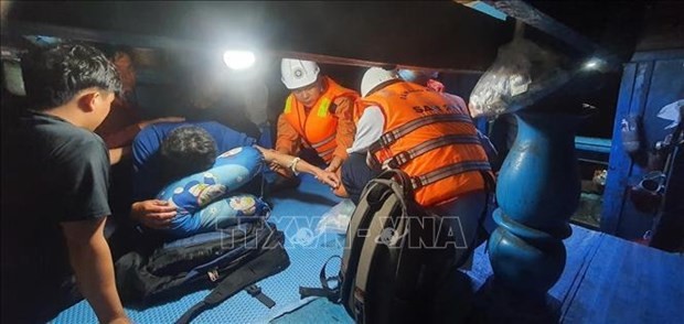Des médecins donnent des premiers secours à la victime. Photo: VNA 