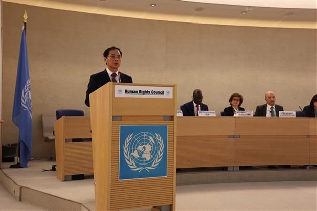  Le ministre des Affaires étrangères, Bùi Thanh Son, prononce un discours lors de la 55e session ordinaire du Conseil des Droits de l'homme des Nations Unies (ONU) à Genève, en Suisse. Photo : VNA.