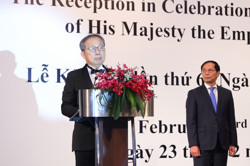 Le ministre vietnamien des Affaires étrangères, Bui Thanh Son (à droite), et l’ambassadeur japonais au Vietnam, Yamada Takio, lors de la cérémonie du 64e anniversaire de naissance de l’empereur japonais Naruhito.
