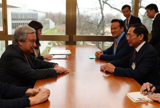 Le ministre des AE Bùi Thanh Son (à droite) rencontre le Secrétaire général de l'ONU, António Guterres. Photo : VNA.