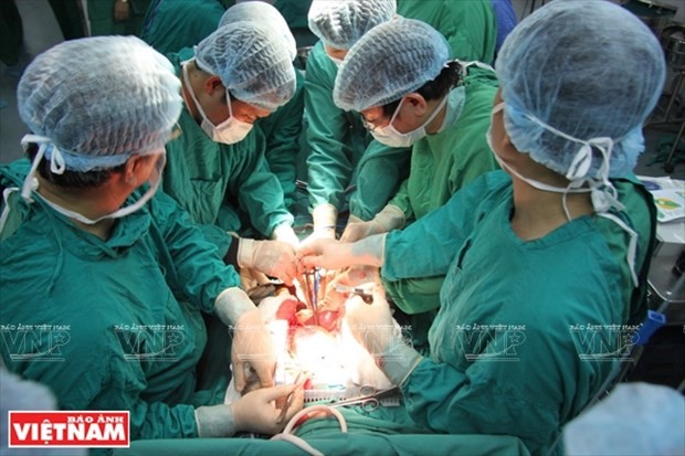 Une équipe médicale de l'Hôpital militaire 103 procède à une transplantation d'organe pour un patient. Photo : Vietnam Illustré.