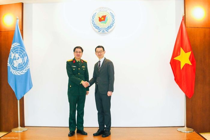 Le colonel Pham Manh Thang (à gauche), chef du Département de maintien de la paix du Vietnam, et le vice-ministre japonais de la Défense, Serizawa Kiyoshi. Photo : baoquocte.vn