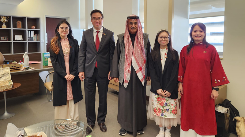 L’ambassadeur du Vietnam au Koweït, Ngo Toan Thang, le représentant de la Faculté des Arts de l’Université du Koweït et les étudiants vietnamiens apprennant la langue arabe. Photo: baoquocte