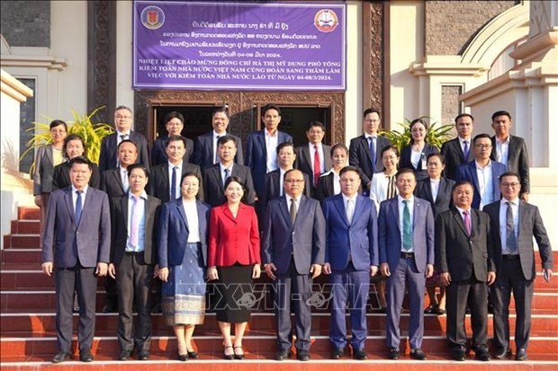 Délégués de l’Office d’audit d’État du Vietnam (SAV) et de l’Organisation d’audit d’État du Laos (SAO) posant pour une photo de groupe. Photo : VNA