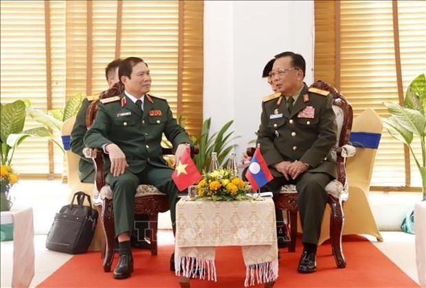 Le chef d’état-major général de l’Armée populaire du Vietnam (à gauche) et vice-ministre de la Défense Nguyên Tân Cuong et le vice-Premier ministre lao et ministre de la Défense Chansamone Chanyalath. Photo: VNA