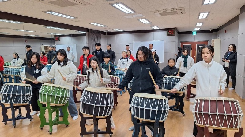 Les enfants apprennent à à jouer des instruments de musique traditionnels. Photo: thoidai