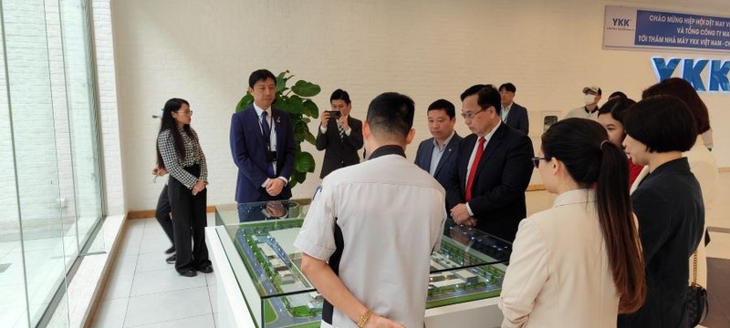 Les représentants de l’Association vietnamienne du textile et de l’habillement lors d’une récente visite à l’usine YKK à Ha Nam. Photo: baodautu