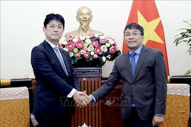 Le vice-ministre permanent vietnamien des Affaires étrangères Nguyên Minh Vu (à droite) et le vice-ministre des Affaires étrangères du Japon Komura Masahiro. Photo : VNA.