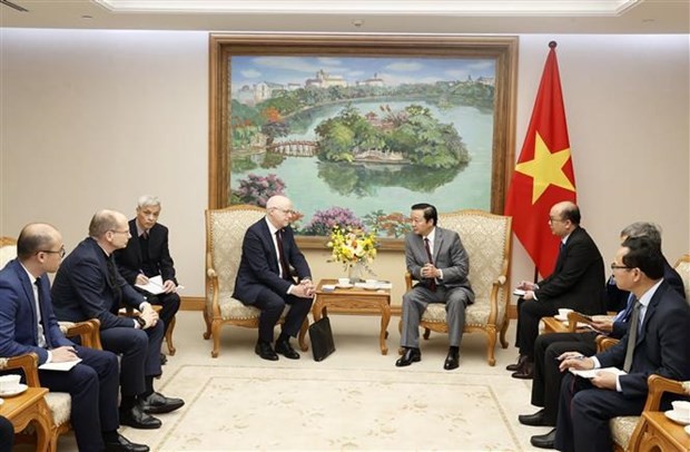 Le Vice-PM vietnamien Trân Hông Hà reçoit l'ambassadeur de Finlande au Vietnam, Keijo Novaron, et le président du groupe néerlandais Wartsila, Hakan Agnevall. Photo : VNA.