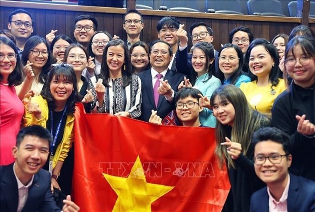 Le Premier ministre Pham Minh Chinh avec des étudiants vietnamiens à l'Université Victoria, en Nouvelle-Zélande. Photo : VNA