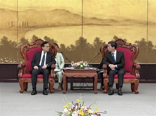 Le vice-président du Comité populaire de Da Nang, Tran Chi Cuong (droite), et le vice-gouverneur du Shandong, Song Junji. Photo: VNA