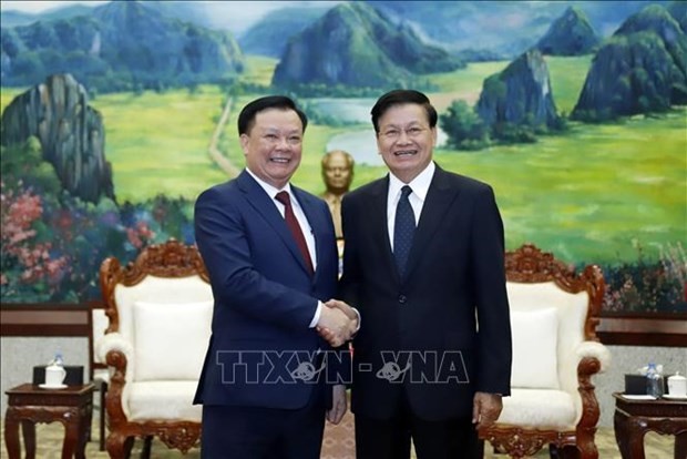 Le secrétaire général du Parti populaire révolutionnaire lao (PPRL) et président lao Thongloun Sisoulith (à droite) et le membre du Politburo et secrétaire du Comité du Parti de la ville de Hanoi, Dinh Tiên Dung. Photo: VNA