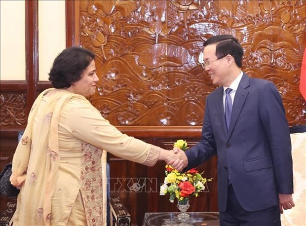 Le Président Vo Van Thuong reçoit l’ambassadrice sortante du Pakistan au Vietnam Samina Mehtab, à Hanoi, le 12 mars. Photo : VNA.