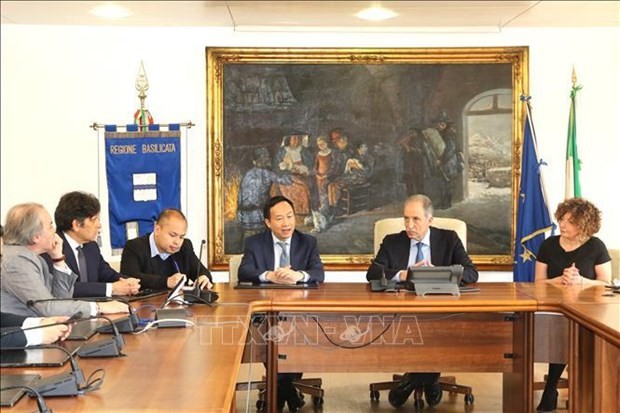 L'ambassadeur du Vietnam en Italie, Duong Hai Hung (3e de droite à gauche) travaille avec les responsables de la Basilicate. Photo: VNA