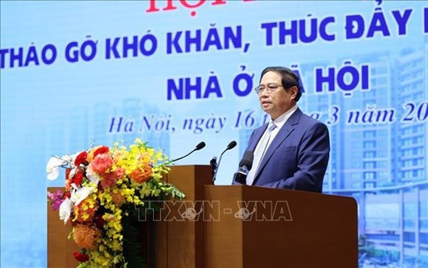 Le Premier ministre Pham Minh Chinh préside le 16 mars une conférence en ligne sur l'élimination des difficultés et la promotion du développement du logement social. Photo : VNA.