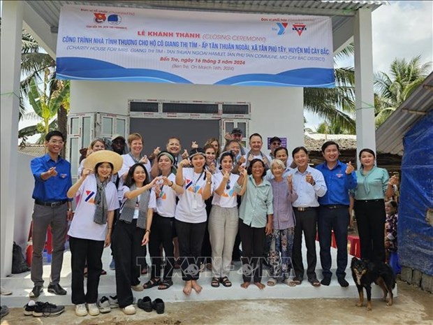 Des bénévols américains et vietnamiens à Tân Phu Tây. Photo : VNA.