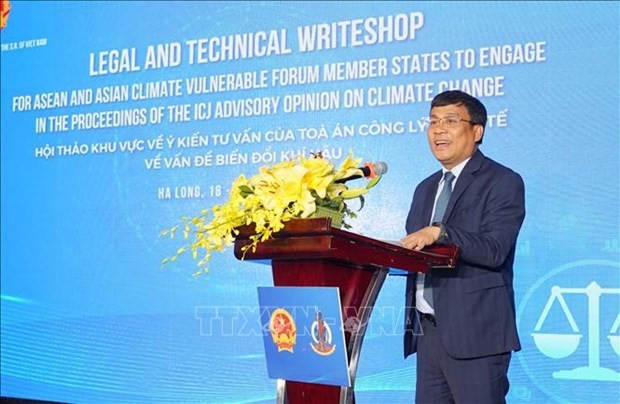 Le vice-ministre des AE, Nguyên Minh Vu prend la parole. Photo : VNA.