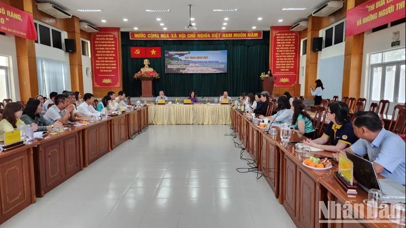 Lors de la conférence scientifique ayant pour thème : « Tourisme maritime et insulaire : expériences internationales et réalités du Vietnam ». Photo: NDEL