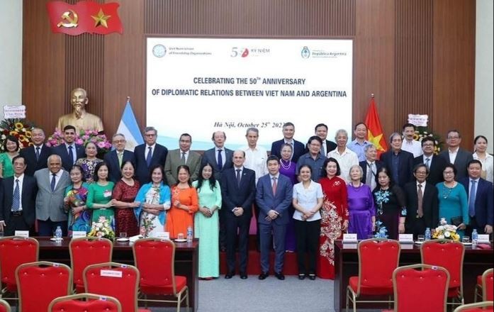 Une rencontre à l’occasion du 50e anniversaire de l’établissement des relations diplomatiques entre le Vietnam et l'Argentine, en octobre 2023. Photo : baoquocte