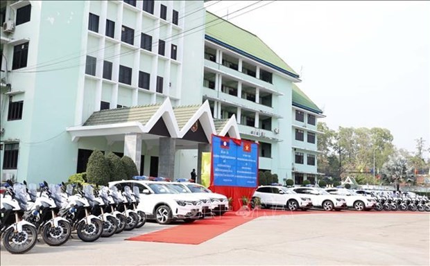 Les véhicules présentés par le ministère vietnamien de la Sécurité publique au ministère lao de la Sécurité publique à Vientiane le 18 mars. Photo : VNA. 