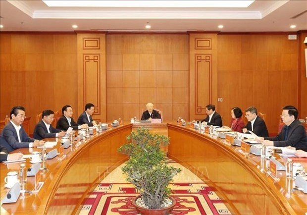 Le Secrétaire général du Parti Nguyên Phu Trong (au centre) préside la première réunion du sous-comité du personnel du XIVe Congrès du Parti. Photo : VNA.