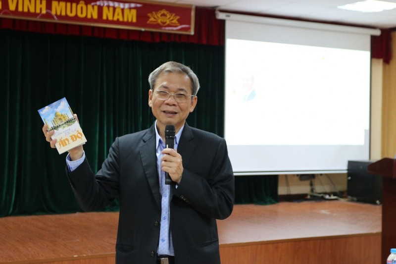 L’ambassadeur, Dr. Ton Sinh Thanh, ancien ambassadeur du Vietnam en Inde pour le mandat 2014-2018, présente le livre intitulé « Guide de voyage en Inde » édité par lui pour la bibliothèque du Centre d’études indiennes. Photo: baoquocte.vn
