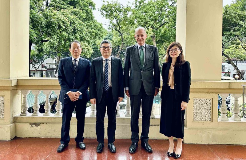 Le chef du Département des affaires consulaires du ministère des Affaires étrangères, Doan Hoang Minh, reçoit Giuseppe De Vincentiis, représentant de l'UNHCR en Thaïlande, chargé du Vietnam. Photo: baoquocte.vn