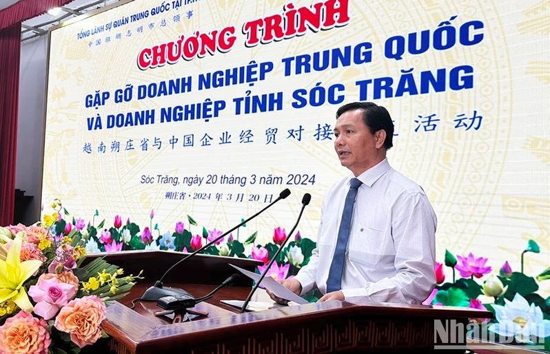Le président du Comité populaire de la province de Soc Trang, Tran Van Lau, prend la parole. Photo: NDEL