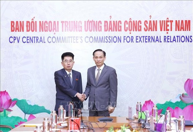 Lê Hoài Trung, président de la Commission des Relations extérieures du Comité central du PCV (à droite), et Kim Song Nam, directeur du Département international du Comité central du PTC. Photo : VNA.