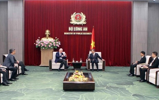 Le ministre de la Sécurité publique To Lam (droite) et le professeur Thomas J. Vallely. Photo : VNA