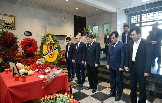 Le vice-président de l’AN Nguyên Duc Hai présente ses condoléances à l'ambassade de Russie. Photo : quochoi.vn