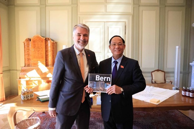 Le vice-président de l’Assemblée nationale Trân Quang Phuong (à droite) avec le maire de la ville de Berne, Alec von Graffenried. Photo : VNA