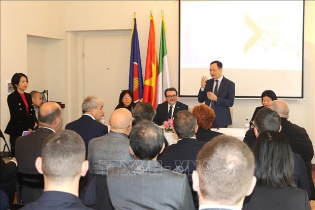 L’ambassadeur du Vietnam en Italie Duong Hai Hung lors de la rencontre avec les entreprises des régions italiennes des Pouilles et de Basilicata. Photo : VNA.