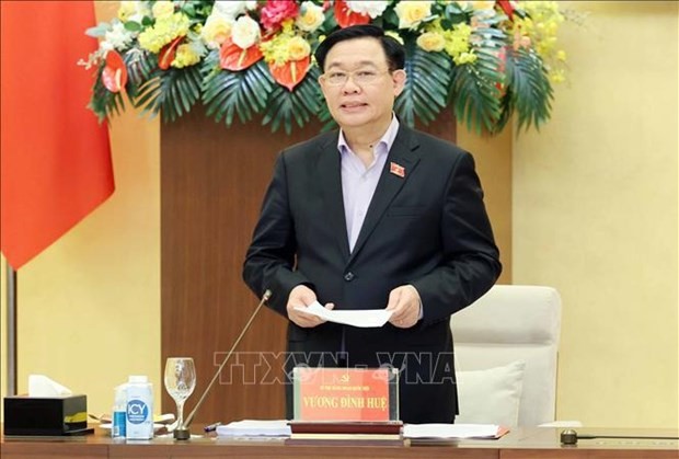 Le Président de l’Assemblée nationale Vuong Dinh préside la séance de travail du Comité chargé des affaires du Parti au sein de l’Assemblée nationale avec la permanence du Comité du Parti de la province de Nghê An. Photo : VNA.