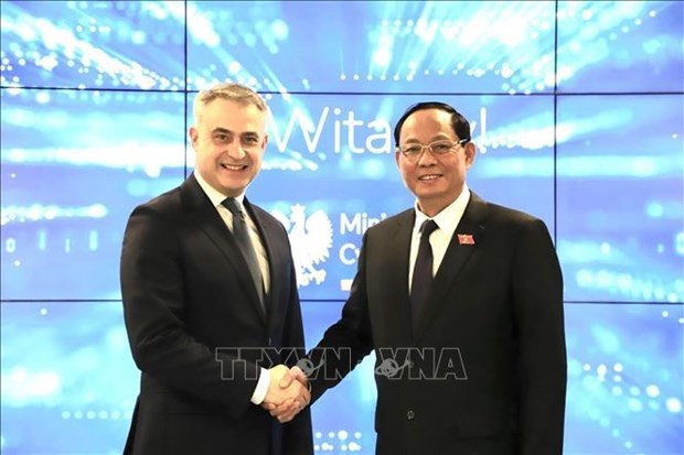 Le vice-président de l'Assemblée nationale (AN) du Vietnam, Trân Quang Phuong (à droite) et le Vice-Premier ministre et ministre de la Transformation numérique Krzysztof Gawkowski. Photo : VNA.