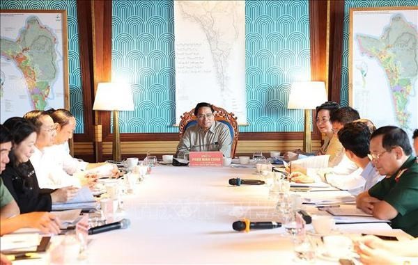Le Premier ministre Pham Minh Chinh lors de sa réunion avec les responsables de l'île de Phu Quôc. Photo : VNA.