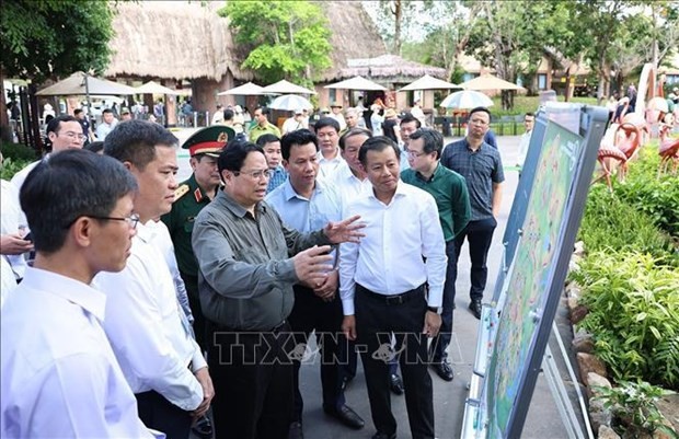 Le Premier ministre Pham Minh Chinh s’est rendu ce samedi, 30 mars, sur l’île de Phu Quôc où il a inspecté certains projets de pointe. Photo : VNA.