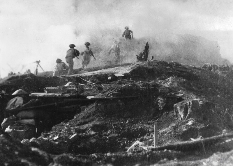 Le 31 mars : nos unités d’assaut attaquent l’ennemi sur la colline A1. Photo : VNA.